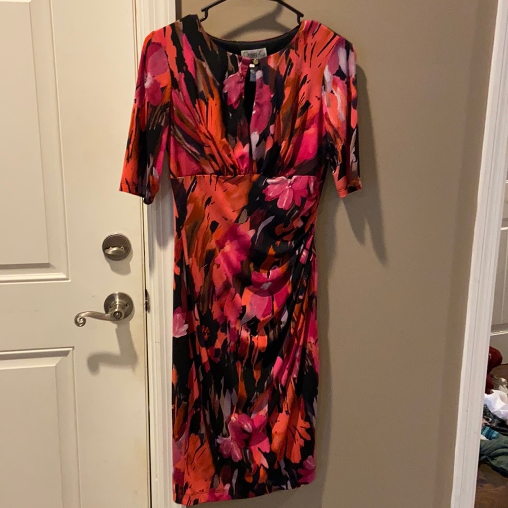 Short sleeved floral dress - size 6
